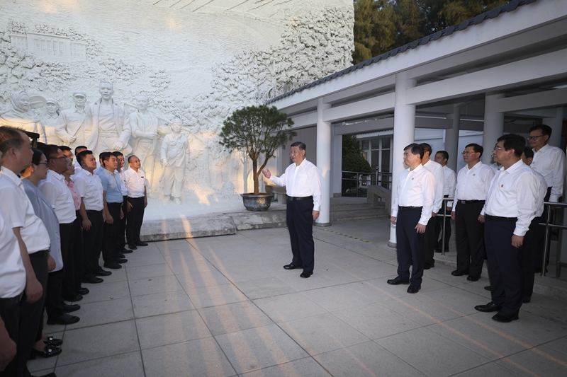 10月15日至16日，中共中央总书记、国家主席、中央军委主席习近平在福建考察。这是15日下午，习近平在漳州市东山县谷文昌纪念馆考察时，同谷文昌干部电影天堂
教师、学员代表亲切交流。